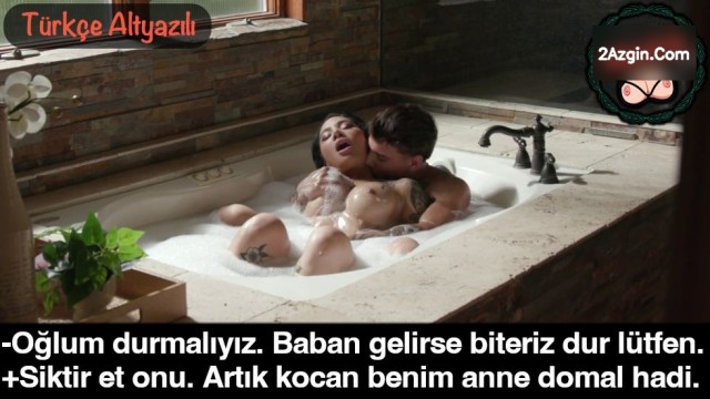 Babamın yokluğunda annemi karım yaptım küvette seks yaptık