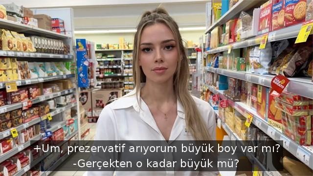 Sikişemediği için çok azan seksi market çalışanı siki büyük müşterisini soyunma kabinine götürdü