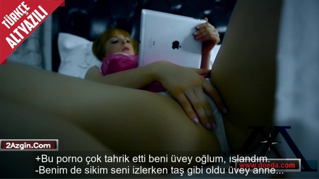 Üvey annesiyle birlikte porno izlerken kadının amının sulandığına bile şahit oldu