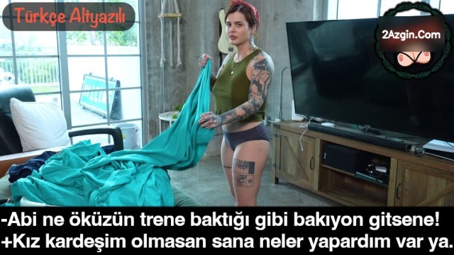 Yarı çıplak çamaşır katlayan kız kardeşine sulanıyor