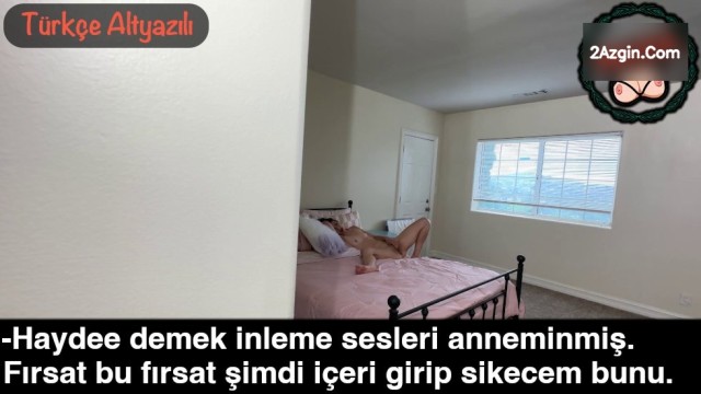 Yatak odasından içeri kafamı uzattım annem amıyla oynuyor