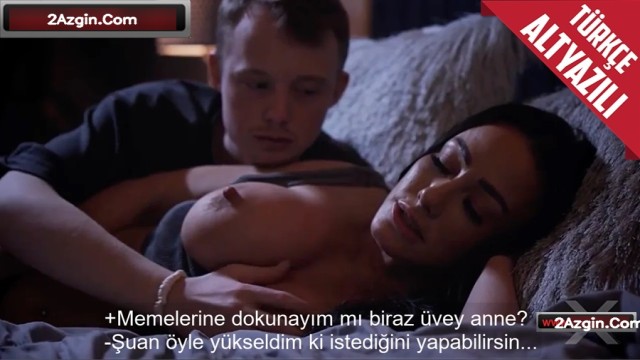 Yorucu bir gecenin ardından üvey annesiyle uyurken memelerini okşayıp mest etti